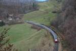 Wegen Bauarbeiten bei Tecknau war der Hauensteinbasistunnel am 07.12.2024 gesperrt. Einige Züge wurden über die alte Strecke vie Läufelfingen umgeleitet. Hier fährt eine Komposition mit EW IV   zwischen den beiden Tunnels bei Buckten und Läufelfingen Richtung Sissach.