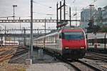 Einfahrt von Bt 50 85 28-94 912-8 am 25.10.2014 als gemischter IC zusammen mit einer IC 2000 Garnitur und der Re 460 024-3  Rheintal  als Schublok in Basel SBB.