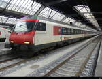 SBB - Steuerwagen Bt 50 85 28-94 912-8 an der Spitze eines IR im HB Zürich am 29.03.2024