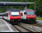 SBB - Steuerwagen Bt 50 85 28-94 958-1 in Neuer Farbgebung neben Steuerwagen Bt 50 85 28-94 ... mit Alter Farbgebung im Bhf. Interlaken Ost am 2024.05.25