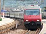 SBB - Durchfahrender Schnellzug im Bahnhof von Martigny am 01.09.2008