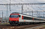 IC Steuerwagen durchfährt den Bahnhof Muttenz.