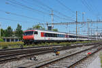 IC Steuerwagen Bt 50 85 28-94 963-1 durchfährt den Bahnhof Pratteln.