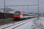 IC Steuerwagen Bt 50 85 28-94 930-0 durchfährt am 12.12.2022 den Bahnhof Gelterkinden.