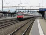 SBB - IR bei der durchfahrt im Bahnhof Rothrist mit dem Bt 50 85 28-94 975-5 an der Spitze am 12.03.2011