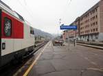 Links steht der IC 1080 nach Brig - Bern - Basel SBB auf Gleis 3 am Bahnhof Domodossola.