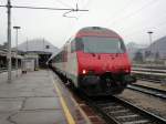 Hier steht der IC 1080 nach Brig - Bern - Basel SBB auf Gleis 3 am Bahnhof im verregneten Domodossola.