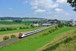 IR 2520 mit dem fhrendem IC Bt 50 85 28-94 947-4 kurz vor Romont, 01.08.2014.