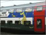 Hinter dem Steuerwagen der Dostogarnituren sieht man verschiedene lustige Beklebungen, welche die Familienwagen der SBB kennzeichnen, diesen habe ich am 01.08.08 im Bahnhof von Spiez fotografiert. (Hans) Wenn man mit Kindern reist, lohnt es sich in diese Wagen einzusteigen...