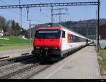 SBB - Steuerwagen Bt 50 85 28-94 988-8 an der Sitze eines RE bei durchfahrt in Riedtwil am 2019.03.31