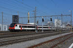 IC Steuerwagen Bt 50 85 28-94 936-7 durchfährt den Bahnhof Pratteln.