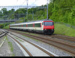 SBB - IR nach Brig an der Spitze der Steuerwagen Bt 50 85 28-94 925-0 unterwegs bei Mies am 06.05.2022