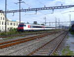 SBB - IR an der Spitze der Steuerwagen Bt 50 85 28-94 975-5 bei der durchfahrt im Bhf.