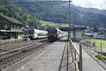 Im ehemaligen Bahnhof von Leissigen halten die Züge nur noch zum kreuzen, wie am 9.8.24 die BLS MIKA RABe 528 216 als RE9 nach Spiez mit dem Bt4 des IC61 nach Interlaken Ost.