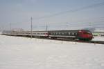 Ein EW IV - Pendelzug lsst am 13.2.10 auf dem Weg nach Genf Romont hinter sich.