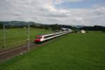 Steuerwagen voraus ist IR 2528 (Luzern - Genve Aroport) am 13.8.2010 unterwegs bei St. Erhard. 