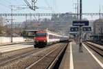 Eine IR-Garnitur rollt am 09.03.11 durch den bahnhof Lenzburg Richtung Olten.