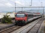 SBB - IC bei der durchfahrt in Gwatt mit einem der letzten Grünen Steuerwagen am 10.10.2014