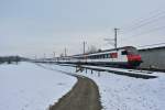 Bt 50 85 28-94 966-4 an der Spitze des IR 2121 bei Durchfahrt in Berg TG, am Zugschluss schiebt die Re 460 079-7, 19.01.2015.