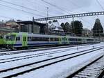 Der ABt 942 als Pendelzug für den RegioExpress nach Zweisimmen, am 12.12.21 beim Bahnhof Spiez.