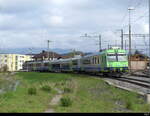 BLS - Regio von Lyss nach Kerzers am Schluss der Steuerwagen ABt 50 85 80-35 970 bei der ausfahrt im Bhf.