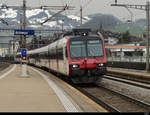 SBB - Steuerwagen ABt 50 85 39-43 911-9 an der Spitze des Regio nach Brunnen bei der einfahrt im Bahnhof von Schwyz am 06.02.2021