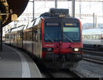 SBB - Regio nach Neuenburg im Bahnhof Biel am der Spitze der Steuerwagen ABt 50 85 39-43 809-5 am 01.01.2022