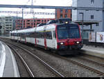 SBB - Steuerwagen ABt 50 85 39-43 899-6 an der Spitze eines Regios nach Bern bei der einfahrt im Bhf.