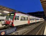 SBB - Regio nach Neuchatel am Schluss der Steuerwagen ABt 50 85 39-43 877-2 im Bahnhof Biel am 08.07.2022