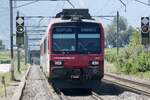 RegionAlps ABt 946 RA06 verlässt am 13.8.22 den Bahnhof Chamoson.