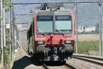 SBB Domino ABt 803 von RegionAlps gemietet am 13.8.22 kurz nach der Abfahrt beim Bahnhof Châteauneuf-Conthey.