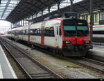 SBB - Regio nach Zofingen am Schluss der Steuerwagen ABt 50 85 39-43 872-3 im Bhf. Olten am 18.11.2023