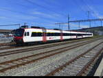 SBB - DOMINO Pendelzug mit dem Steuerwagen ABt 50 85 39-43 803 abgestellt im Bhf. Yverdon am 06.04.2024