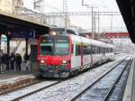 SBB - Regio von Neuchatel nach Le Locle im Bahnhof Neuchatel an der Spitze der Steuerwagen ABt 50 85 39-43 842-6 am 18.12.2009