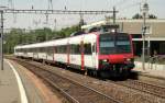 Angefhrt vom ABt 50 85 39-43 812-8 hlt am 28.06.12 ein RE nach Lausanne im Bahnhof Rolle.