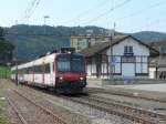 SBB - Ausfahrender Regio mit dem Steuerwagen ABt 50 85 39-43 824-4 an der Spitze im Bahnhof von Tavannes am 09.09.2012