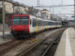 SBB - Pendelzug mit einem Steuerwagen Bt und Personenwagen AB und dem Triebwagen RBDe 4/4 bei der einfahrt in den Bahnhof von Neuchatel am 03.01.2008