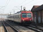 SBB - Regio von Olten nach Biel mit dem Steuerwagen Bt 50 85 29-34 947-6 an der Spitze bei der einfahrt in den Bahnhof Pieterlen am 29.01.2011