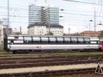 Panoramawagen der SBB mit Aufkleber zum 125.Geburtstag der Gotthardbahn, davor ein SBB 1.