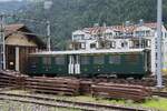 Das waren noch Zeiten, als die Brünigbahn noch grün war und Züge mit Lok oder Triebwagen und Wagen verkehrten.
Hier ein restaurierter Erstklasswagen (ZB Historic) am 08.08.2021 beim Depot in Meiringen.