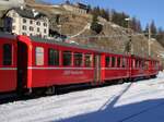 Die RhB-Mitteleinstiegswagen B 2324 und 2325 von 1948 stehen am 19. Dezember 2007 als Reserve im Bahnhof St. Moritz.