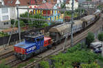 Güterzug mit der Eem 923 005-3 in Olten am 29. Juli 2019. Am Schlusse dieses Güterzuges ist ein BDt-Steuerwagen eingereiht.
Auf dieser Aufnahme erkennbar ist das farbigste Haus der Stadt Olten.
Foto: Walter Ruetsch 