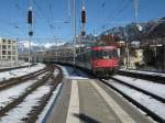 Entlastungs-IC 10569, bestehend aus einem 9-teiligem EWI/II NPZ Pendel, mit der Re 4/4 II 11209 am Schluss, bei Einfahrt in Chur, 18.02.2012.