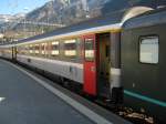 Einer der beiden letzten Am, 61 85 19-90 501, im Entlastungzug IC 10574 in Chur, 26.02.2011.