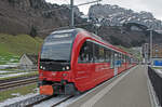 Montag den 06.01.2025 um 13:23 Uhr in Wasserauen (Appenzell Innerrhoden). Bei den Appenzeller Bahnen (AB). In Wasserauen auf Gleis 1 steht die Abfahrbereite S23 1132 welche von Wasserauen (Abfahrt um 13:18 Uhr) nach Gossau SG (Ankunft um 14:08 Uhr) verkehrt. Der Zug hat eine Abgangsverspätung von ca 5 Minuten. Dieser Zug besteht aus folgendem Rollmaterial (Spitze – Schluss): Triebwagenzug ABe 4/12 1001 (1. + 2. Klasse) mit dem Namen  Silvesterchlaus , B 247 (2. Klasse), B 294 (2. Klasse), Steuerwagen ABt 116 (1. + 2. Klasse). Noch ein paar Informationen zum Triebwagenzug: Er ist von Stadler Rail und trägt die Bezeichnung  WALZER . Die Achsformel lautet: Bo’2’+2’2’+2’Bo’. Im Hintergrund ist der Alpstein (Untergruppe der Appenzeller Alpen) zu erkennen. Koordinaten GMS (Grad, Minuten, Sekunden): N 47° 17’ 10.7’’ O 9° 25’ 45.6’’