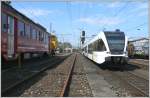 RABe 526 721-6 als S2 nach Degersheim bei der Einfahrt in Rorschach. Vor der Einstellhalle der RHB stehen ABDeh 2/4 23 und
Thm 237 916-2. (28.04.2008)