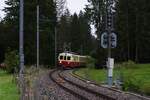 CJ La Traction Chemins de fer du Jura: CFe 4/4 601 + Ct 702 ( train des horlogers ), Nachmittagszug Glovelier-Pré-Petitjean, Pré-Petitjean, 8. September 2024.