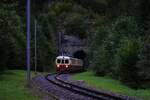 CJ La Traction Chemins de fer du Jura: CFe 4/4 601 + Ct4 702 ( train des horlogers ), Nachmittagszug Glovelier-Pré-Petitjean, Fondeval, 8. September 2024. Einst befand sich hier die Haltestelle St-Brais (etwa drei Kilometer vom Dorf St-Brais entfernt). Mit dem Namen Fondeval dürfte manch einer Französischlektionen verbinden und sich an das damals benutzte Lehrmittel  Ici Fondeval  erinnern ...