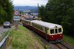 CJ La Traction Chemins de fer du Jura: Ct4 702 + CFe 4/4 601 ( train des horlogers ), Nachmittagszug Glovelier-Pré-Petitjean, Bahnübergang route de St-Brais, Glovelier, 8. September 2024.