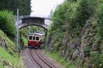 CJ La Traction Chemins de fer du Jura: Ct4 702 + CFe 4/4 601 ( train des horlogers ), Nachmittagszug Pré-Petitjean-Glovelier, Pré-Petitjean, 8. September 2024. La Traction führte am Wochenende vom 7. und 8. September 2024 (also am Wochenende der europäischen Denkmaltage) seine Tage der offenen Tür durch. Am 8. September 2024 verkehrten aus diesen Anlässen zwei öffentliche Zugpaare Pré-Petitjean-Glovelier-Pré-Petitjean mit dem Uhrmacherzug. Diese Pendelzüge bestimmten während mehr als dreissig Jahren (von 1953 bis 1985) das Bild und den Betrieb der Jura-Bahnen.